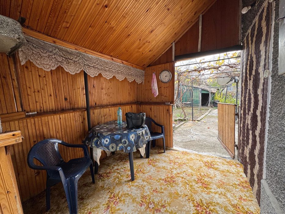 Самостоятелна Къща с Гараж до Очна Клиника “Тасков” , гр. Търговище