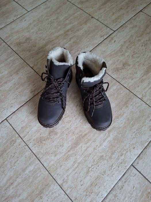 Vind ghete de bărbați mărimea 41 de firmă.