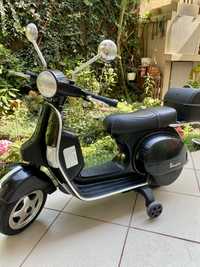Motocicleta / Scuter electric pt copii Piaggio Vespa, pornire cheie