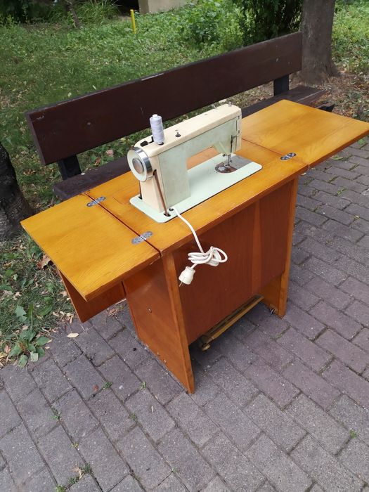 Mașină de cusut cu pedală Veronica funcțională vintage