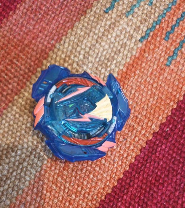 Arena Beyblade + un Beyblede