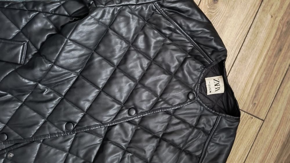 Jachetă lungă, impermeabila, matlasată. Modernă și foarte puțin purtat