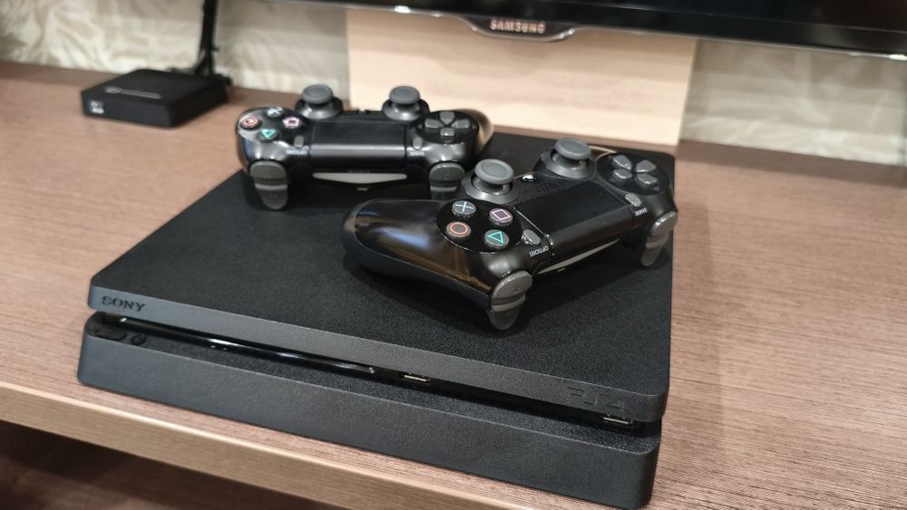Продам Ps4 slim 1tb с двумя джойстиками