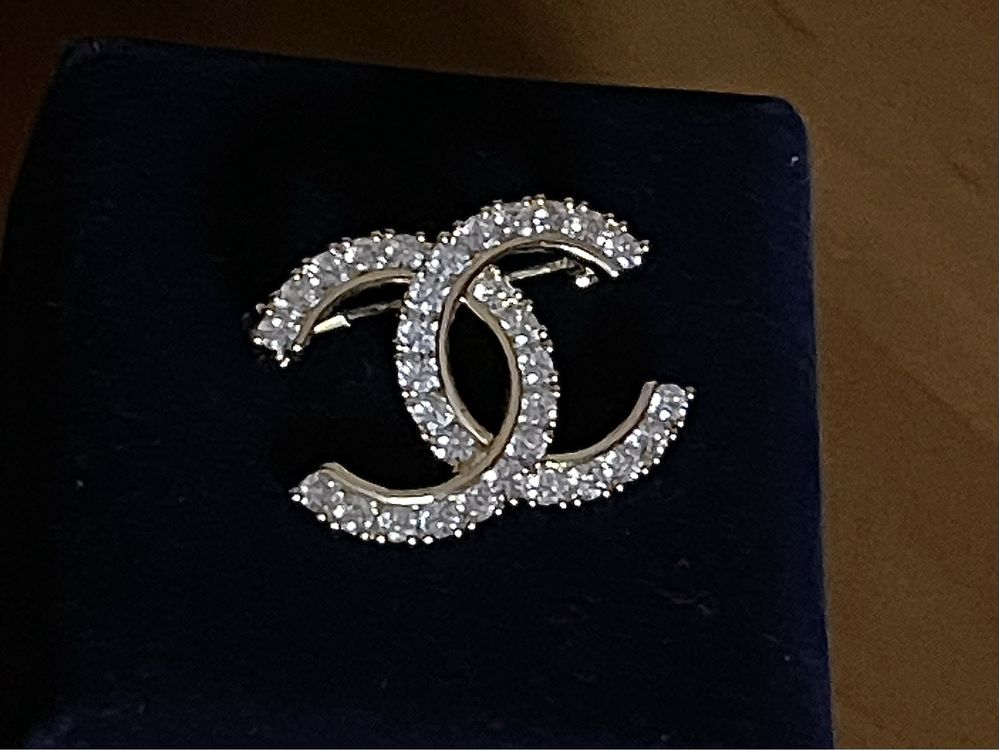 Стилна и фина брошка на Шанел Chanel CC Златиста