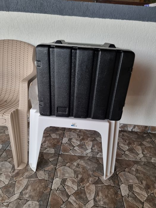 Rack case 8 u cu priza Python pe el 750 de lei