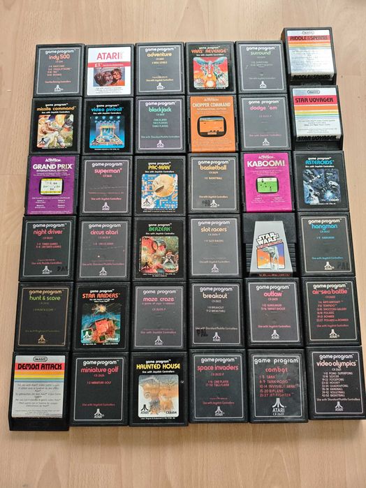 Atari 2600 с много игри и аксесоари