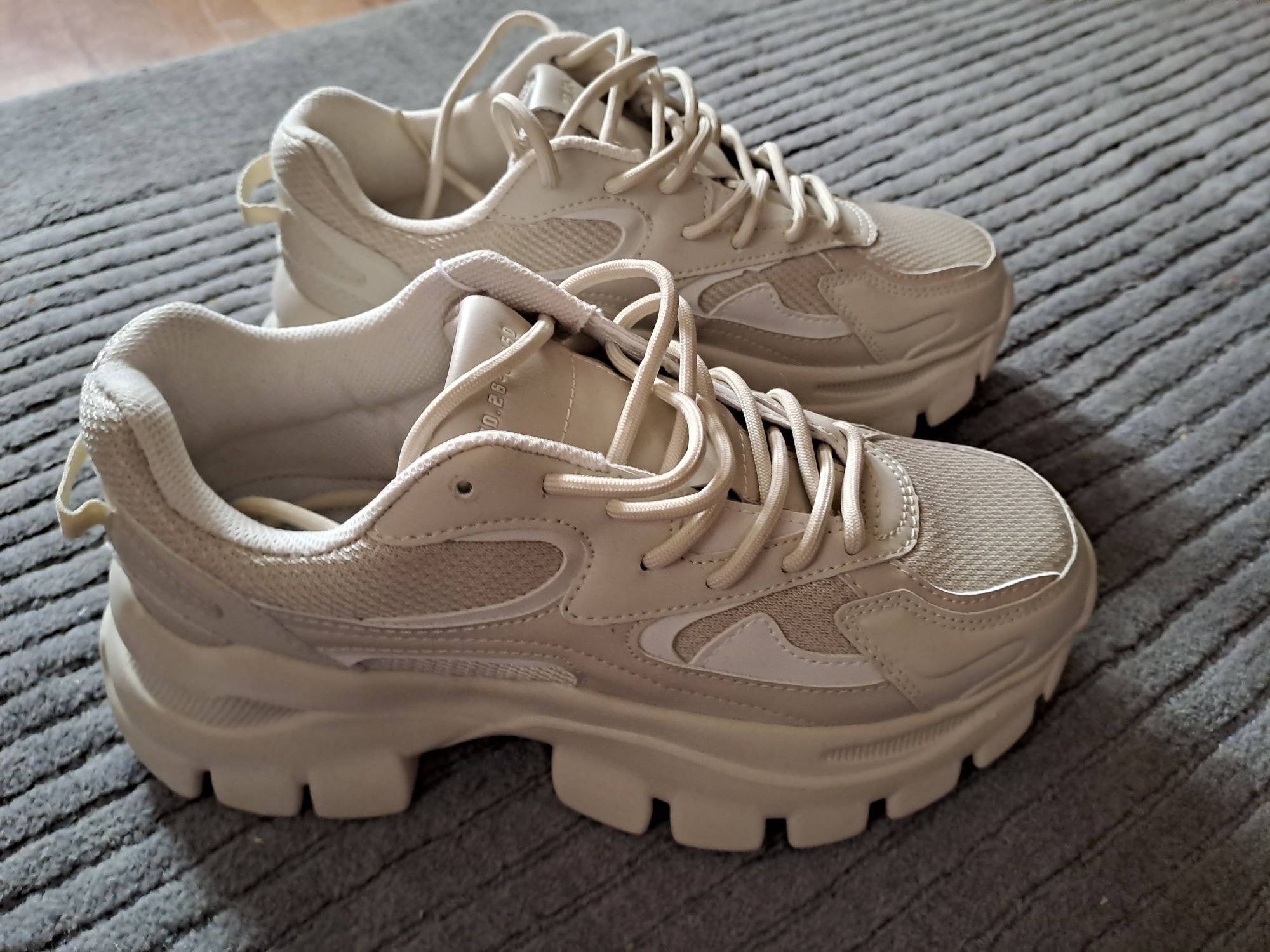 Pantofi sport Bershka cu talpa volum 5 cm usoara,40,model Prada