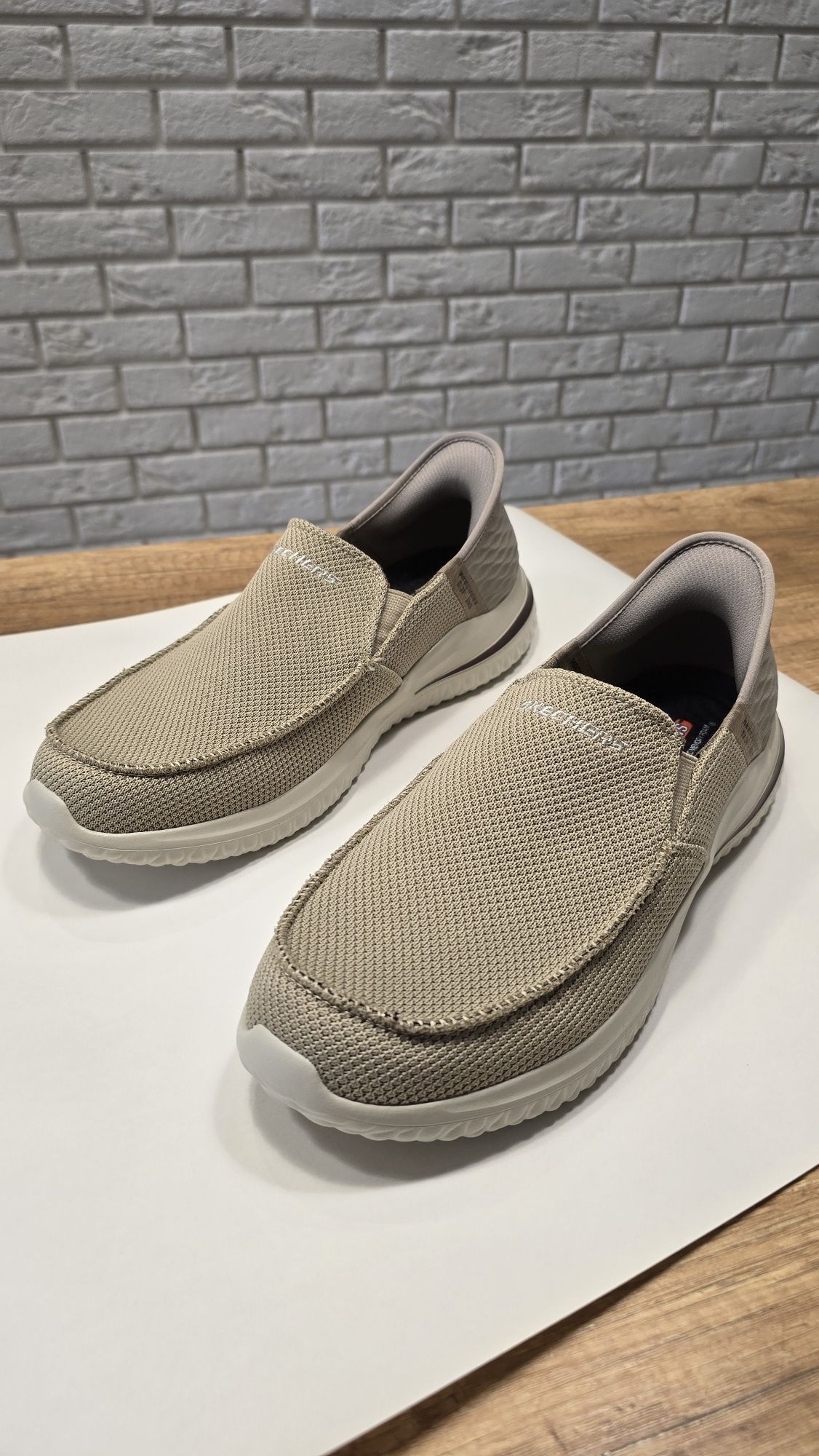 Нови обувки Skechers Slip-ins, светло бежови/сиви, размер 43