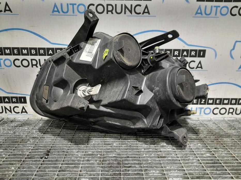 Far Dreapta Dacia Duster Facelift 2014 - 2017 SUV 4 Usi (1125) Fara xenon