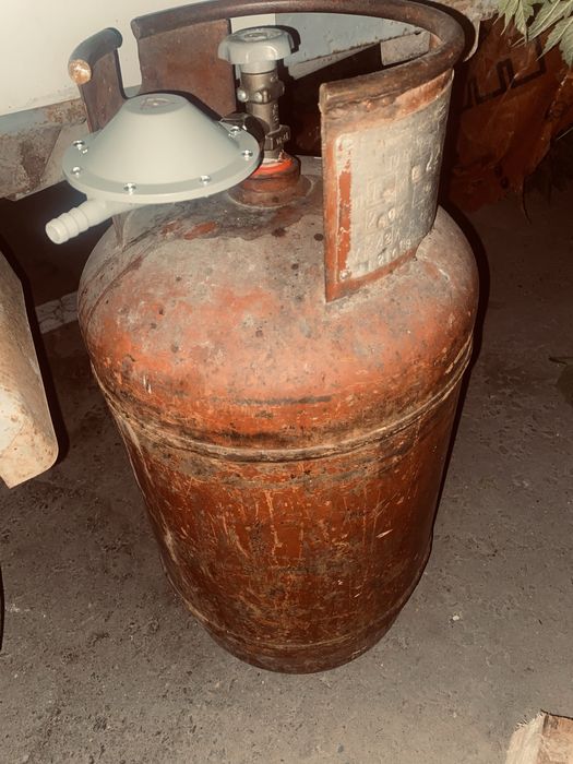 продам газовый баллон (полный) с редуктором на 27 л.