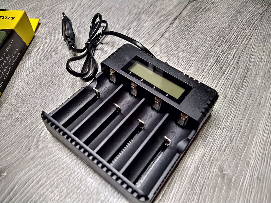 Incarcator  cu DISPLAY 4 Porturi 4.2v Li-Ion 18650/26650 Camping