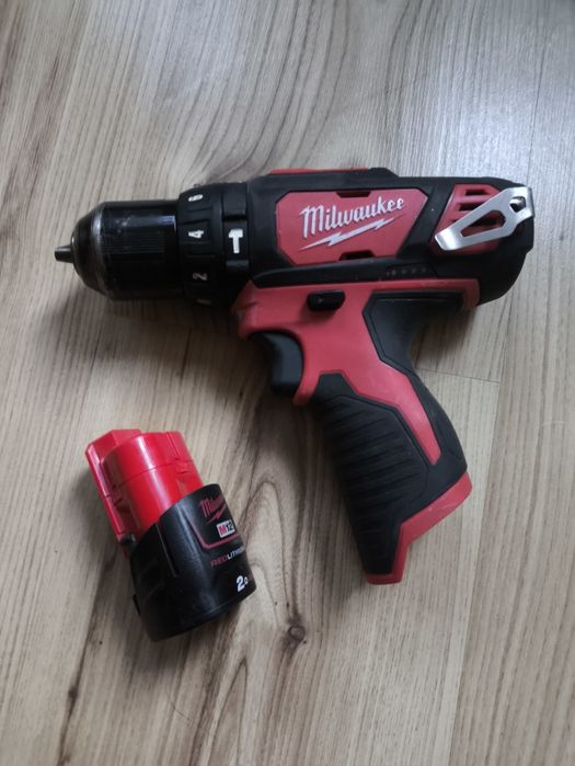 Винтоверт Milwaukee m12 bpd и батерия Milwaukee m12b2