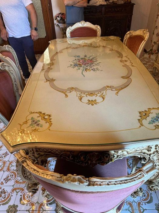 Vand   masa de living din lemn masiv  in stil venetian cu 6 scaune .