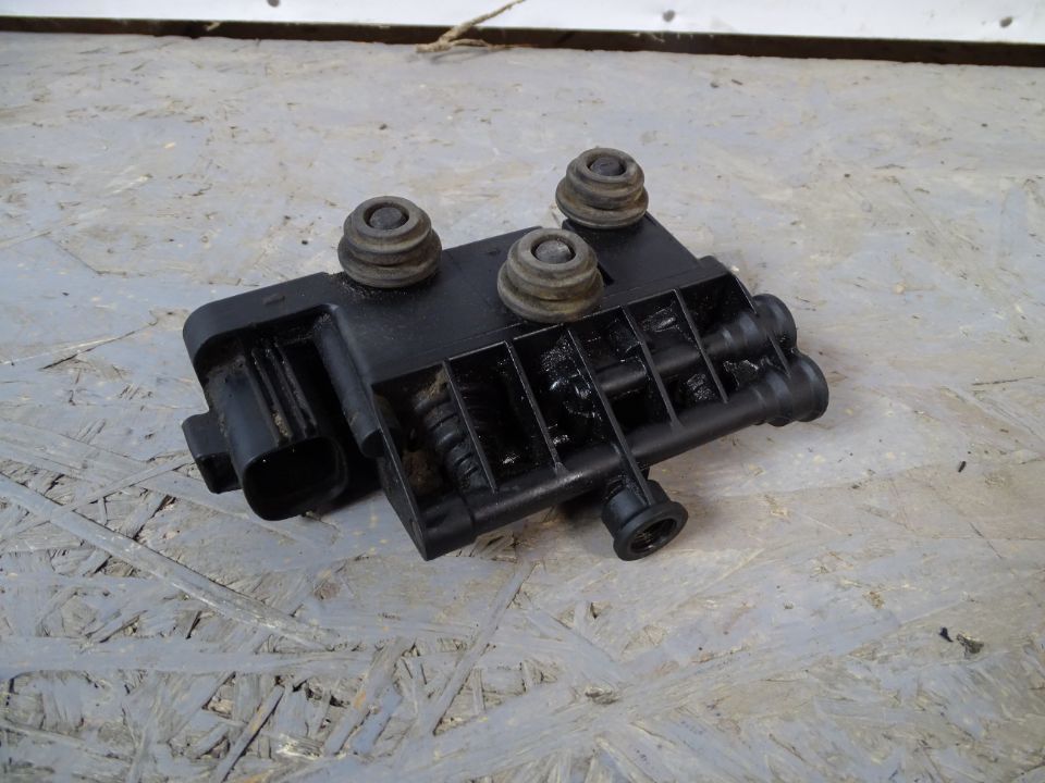 Distribuitor fata compresor suspensie aer Discovery 3 2.7 TDV6 , dezmembrez / dezmembrari