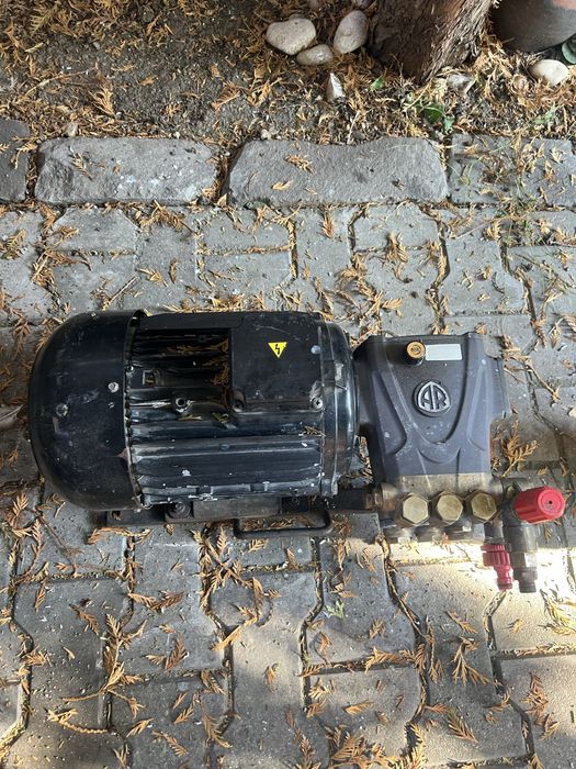 Vand pompa spalatorie auto profesionala la 3.80
