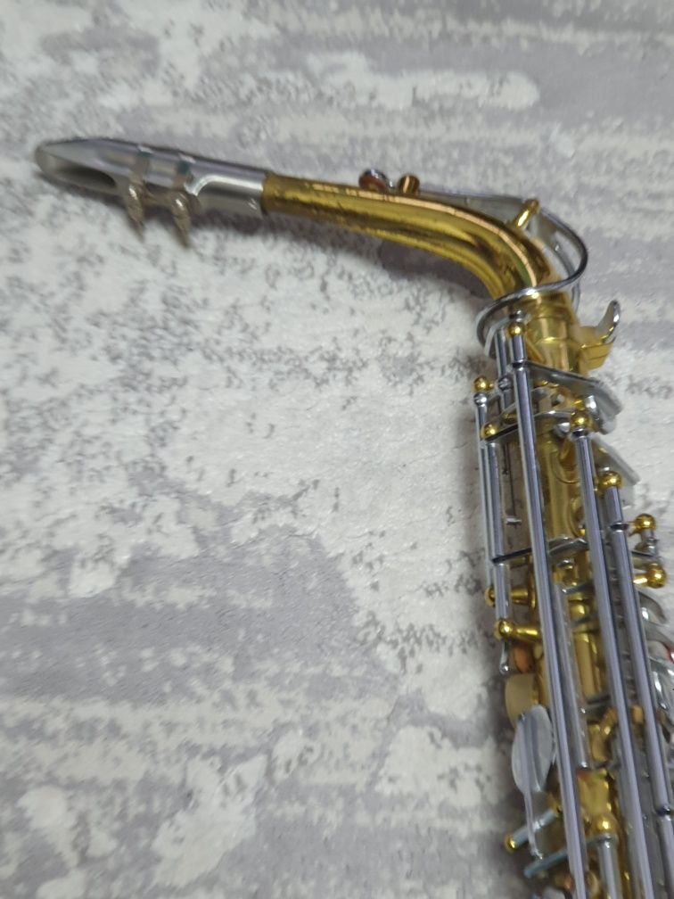Vând saxofon placat cu aur