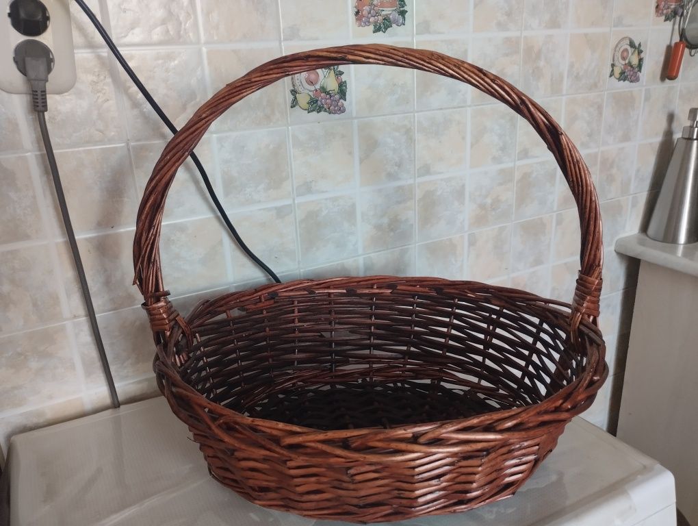 Продам корзину плетёную, большую.