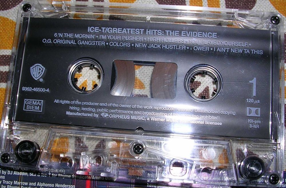 Аудио касети с рап, поп, рок, италианска и техно музика и саундтракове