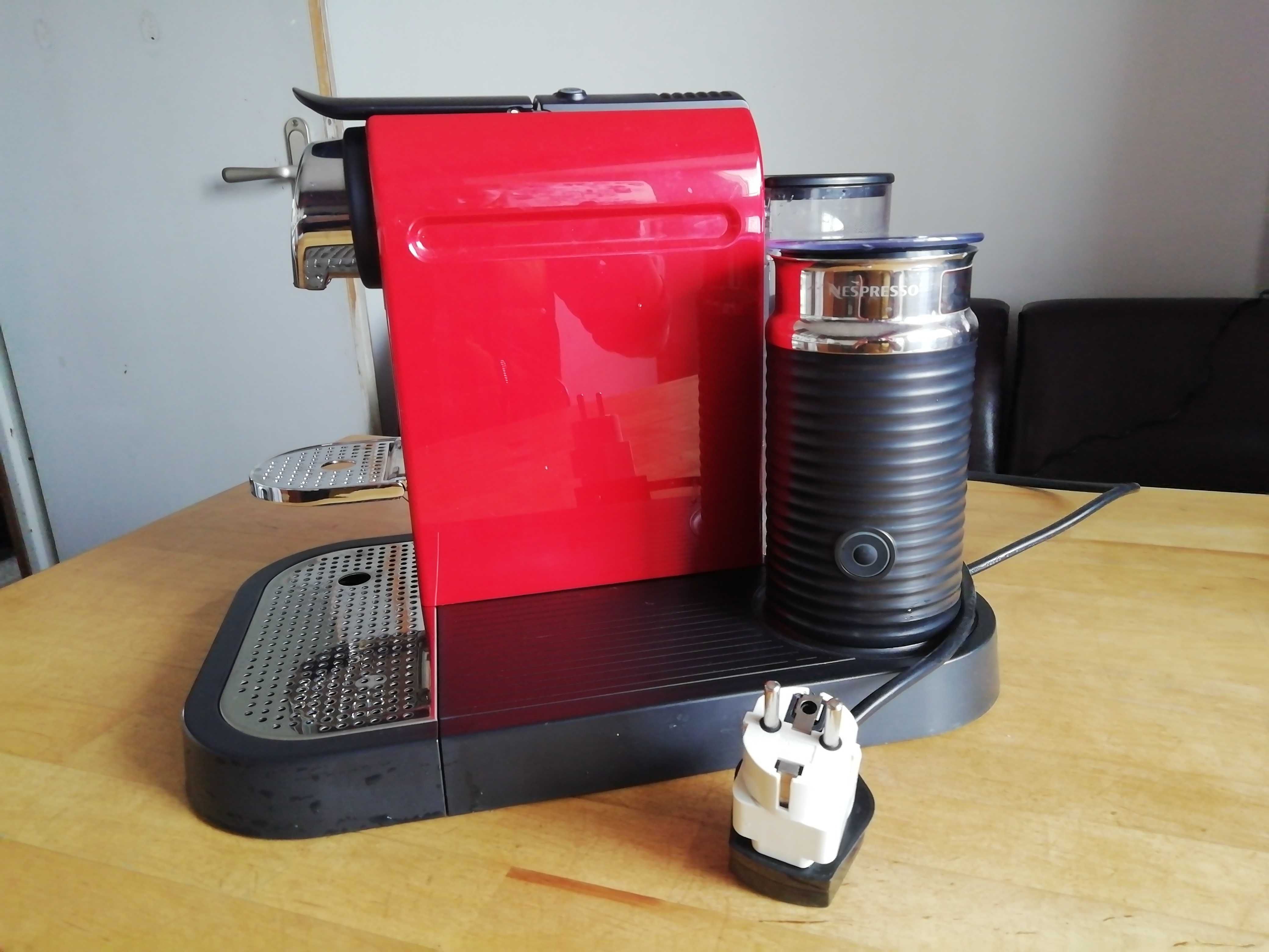 кафе машина Nespresso Крупс + уред за пяна