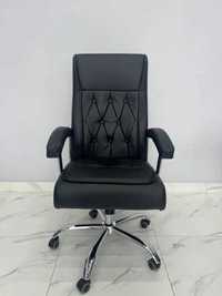 Офисное кресло для руководителя модель Борн