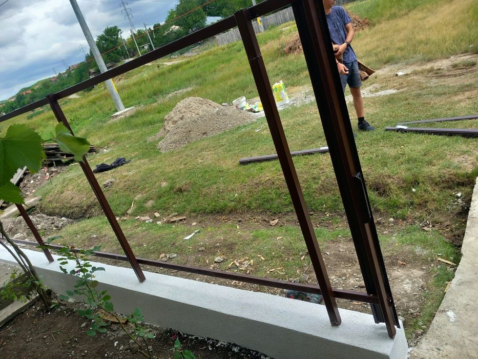 Executam lucrări în construcții garduri și renovari