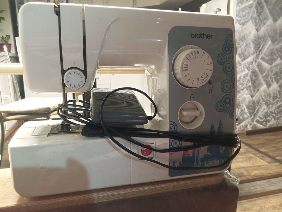 Продам швейную машинку