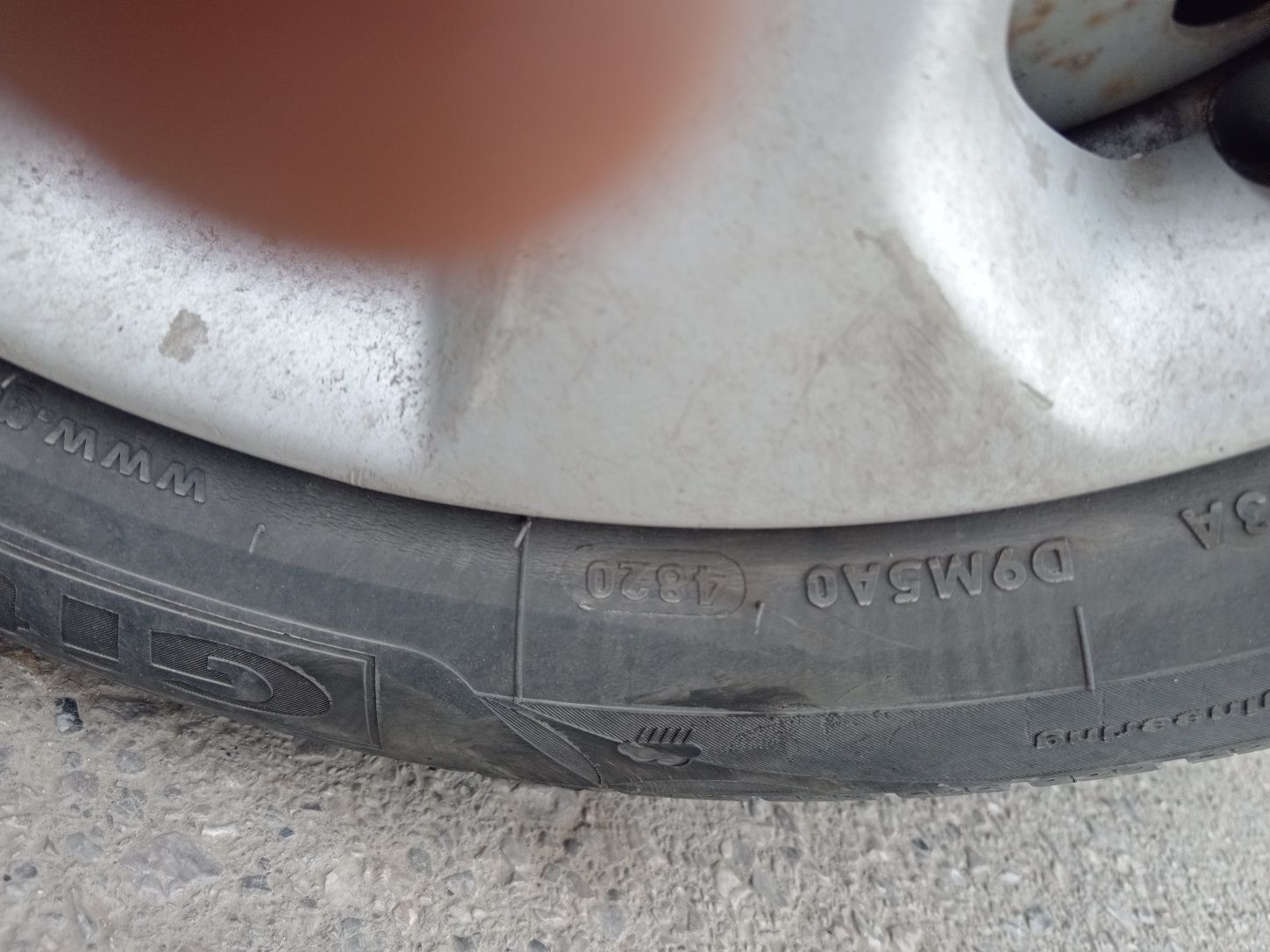 Четири броя гуми с метални  джанти и тасове свалени от Дачия Логан