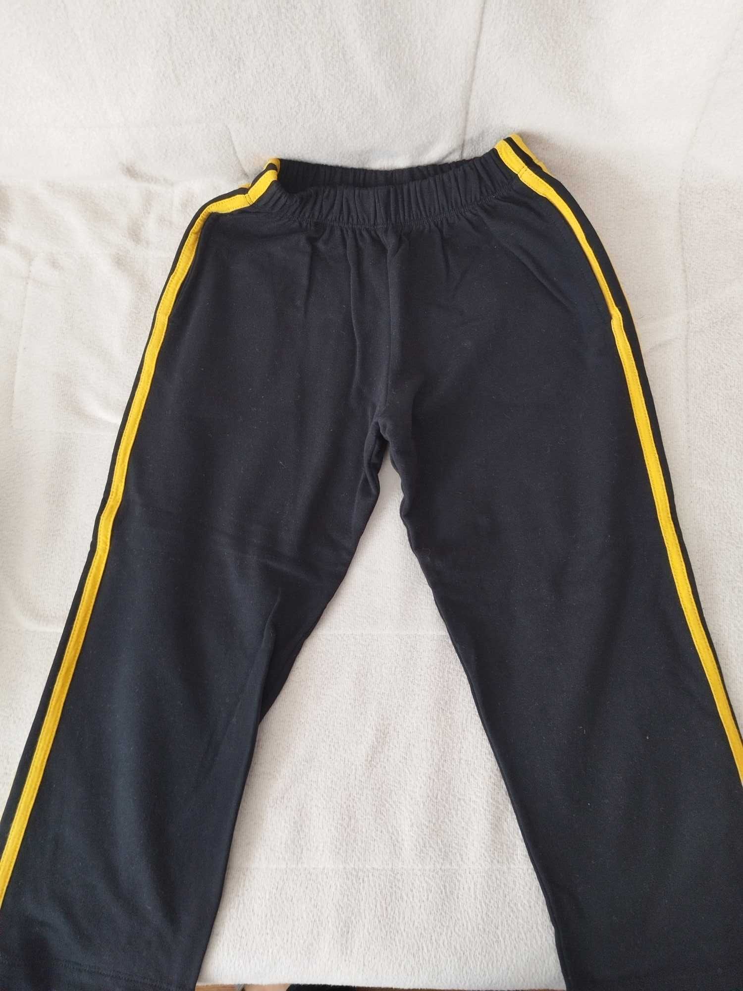 Pantaloni de trening negri cu 2 dungi galbene laterale