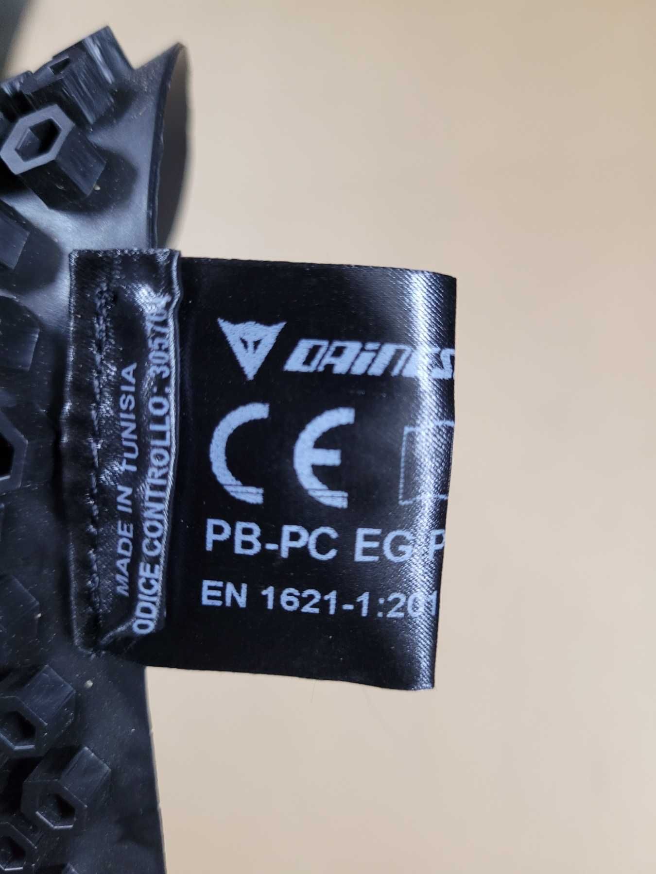 Протектори и слайдери на Dainese