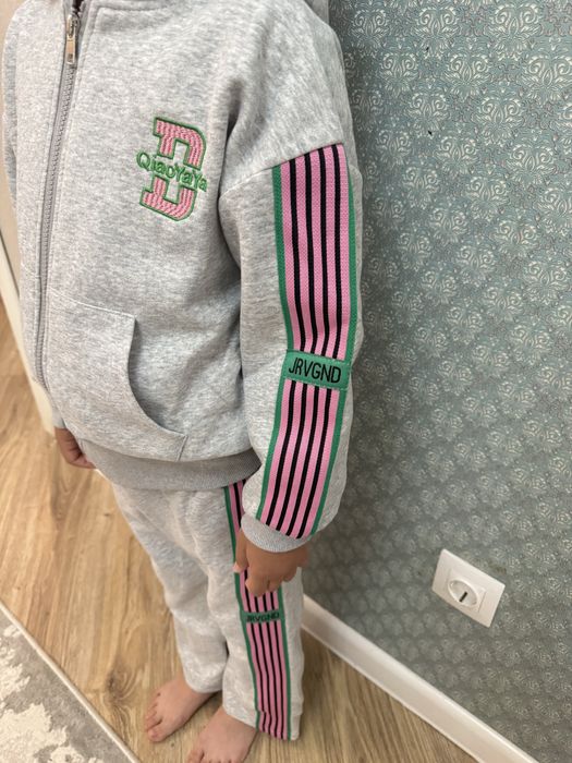 Спортивный уостюм на девочку 6-7 лет