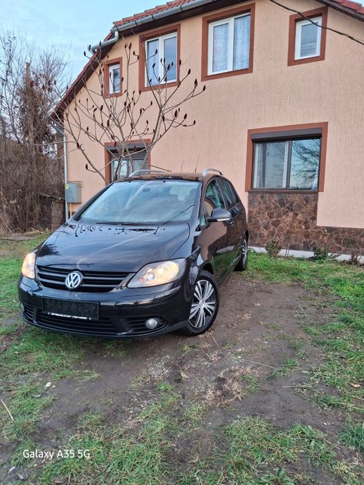 Golf 5 plus 1,6 benzină, 105cai, motor simplu.