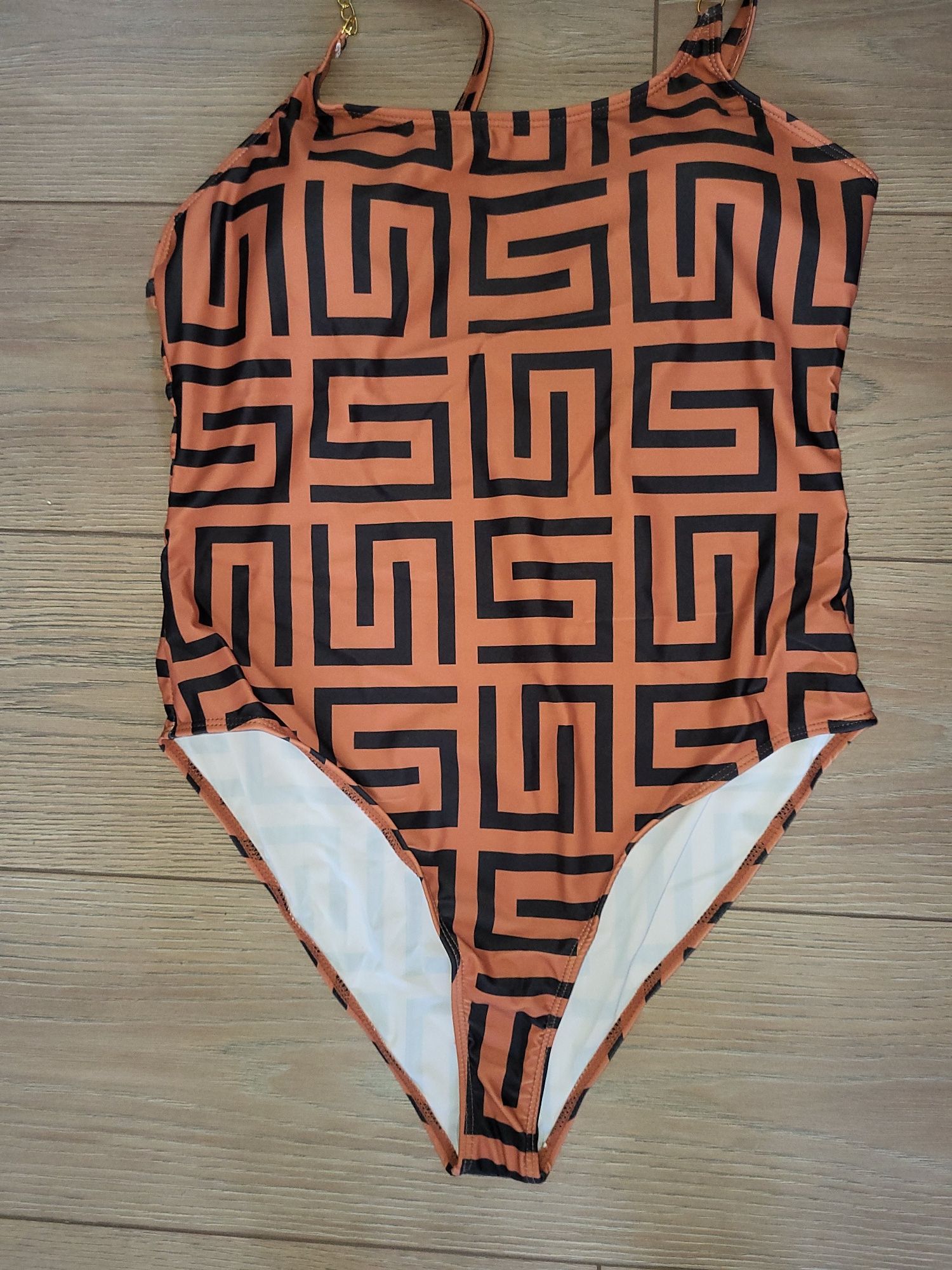 Vând Costum de baie