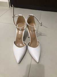 Pantofi albi stiletto