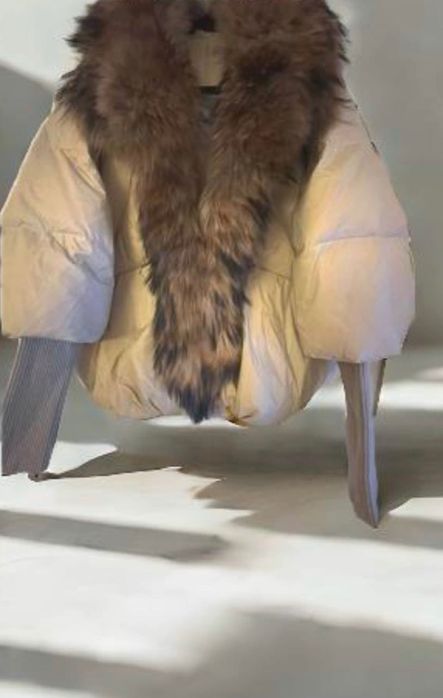 Geaca de iarna cu umplutura din puf de gasca si guler din vulpe