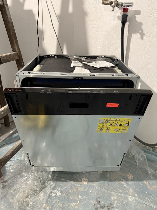 Съдомиялна машина за вграждане Electrolux 60см