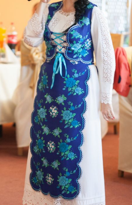Costum popular stilizat impecabil