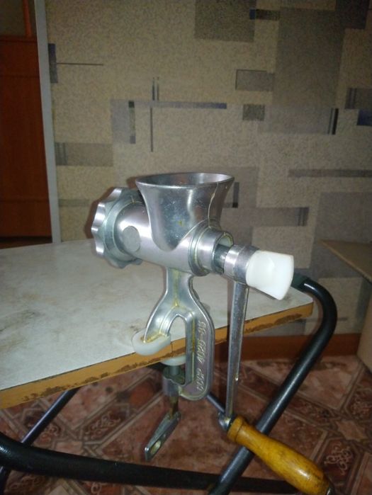 Продам мясорубку механическую