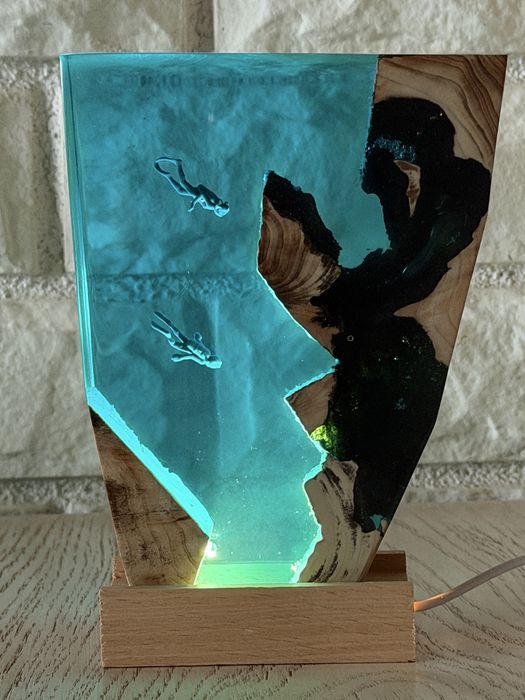 Ддекоративна лампа от епоксидна смола и дърво