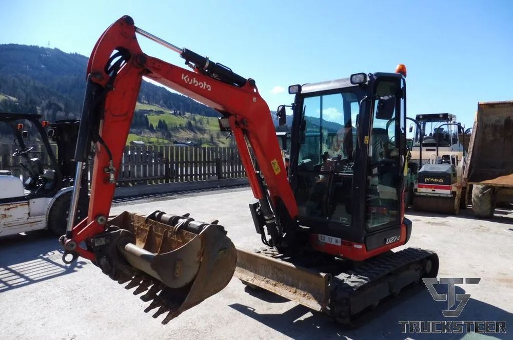 Kubota U 27-4 Avans leasing de la 15% Kubota U 27-4 2.7T 2.025h 21CP AC 2018