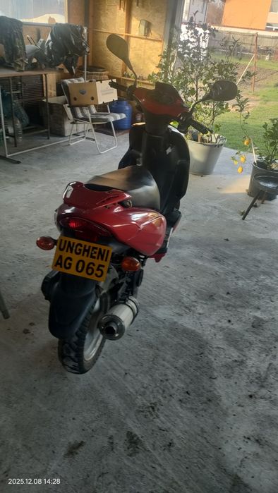 Vând scuter 49cm 4 timpi stare buna