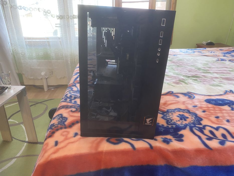 Продавам геймърска кутия Lian Li 8 Der auer