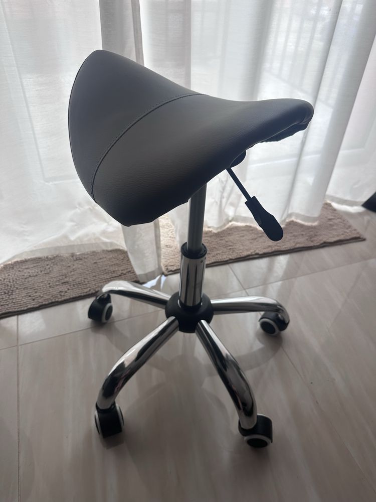 Scaun cosmetică tip șa