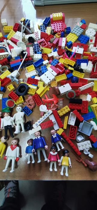 Piese Lego și Playmobil
