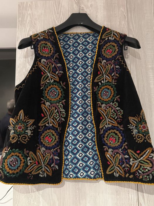 Vesta traditionala veche 100 ani