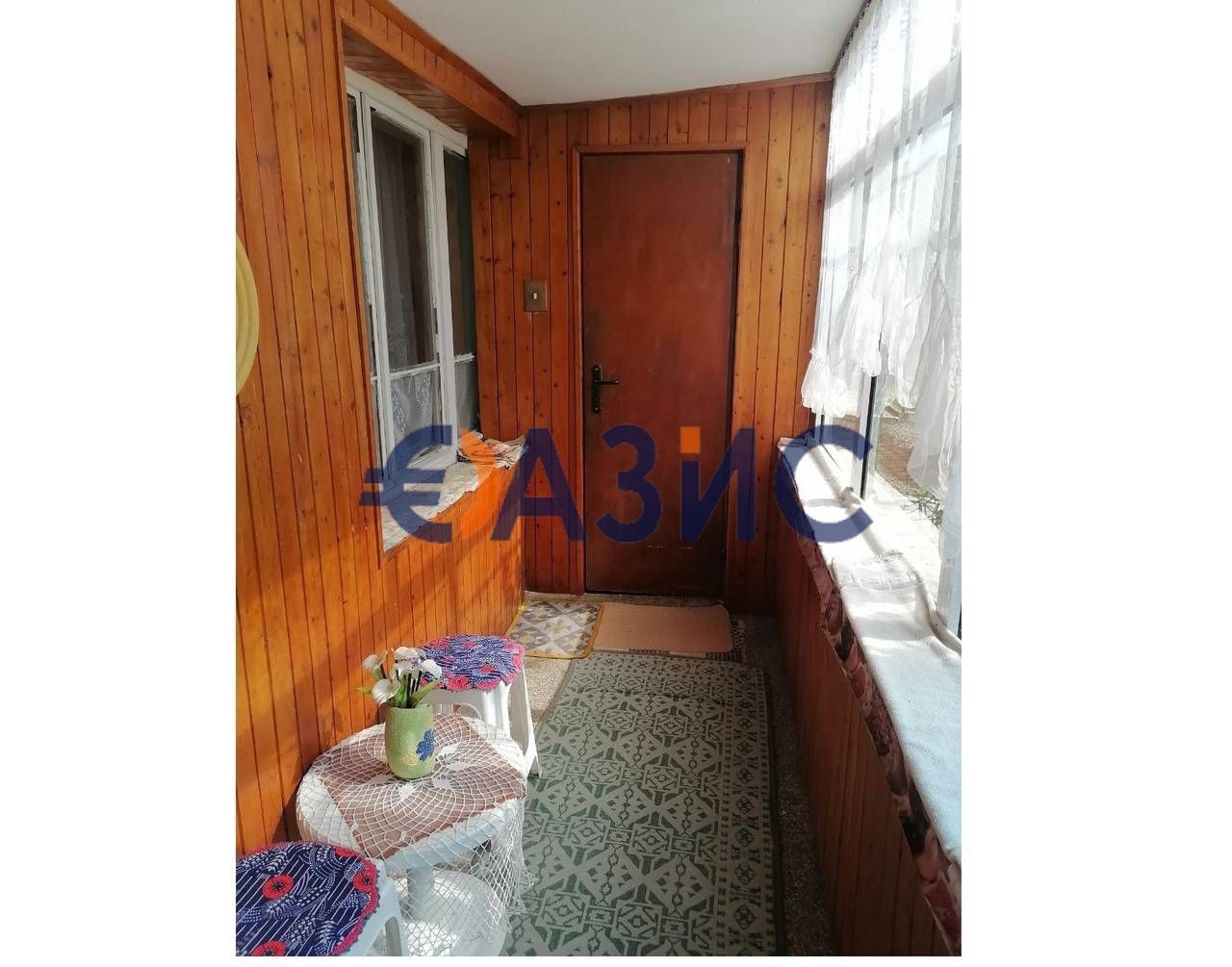 Къща на 3 етажа 252 кв. м.+двор 690 кв. м.+два гаража,център Свети