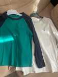 Vand 2 blluze copii 8-10 ani de la Tommy Hilfiger