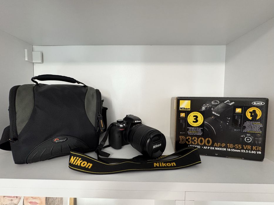 Nikon D330 + Nikon AF-S 18-140mm VR + Geanta + Card SDHC 32GB