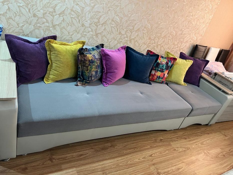 Продам диван с подушками