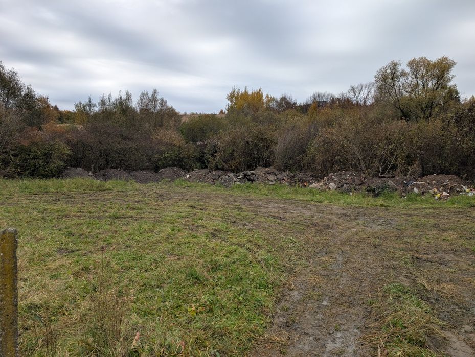 Teren Intravilan Strada Ghinzii langa asfalt.