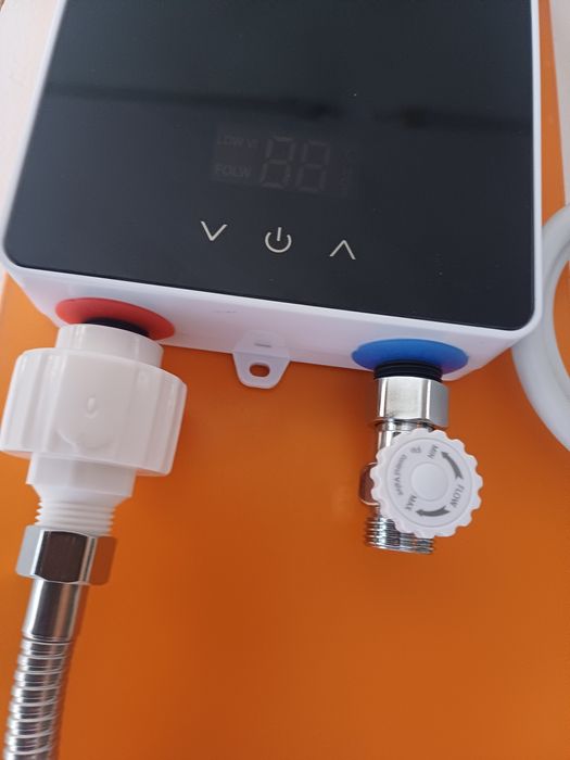 Електрически водонагревател - проточен бойлер с душ за баня кухня